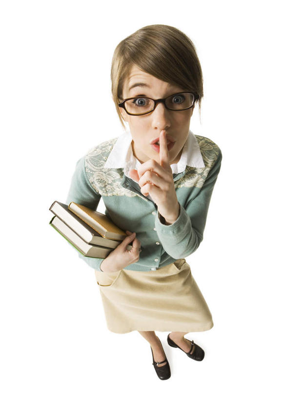 西方人,一个人,站,竖图,俯视,室内,白天,白色背景,裙子,书籍,欧洲,欧洲人,仅一个年轻女性,仅一个女性,仅一个人,握,服装,眼镜,拿,拿着,注视,休闲装,长裙,衣服,观察,看,手势,站着,休闲,手指,休闲服,安静,握着,摄影,服饰,影棚,观看,半身裙,察看,食指,关注,近视眼镜,年轻女性,女人,女性,白种人,书,图书,站立,彩图,高角度拍摄,全身,影棚拍摄,拍摄