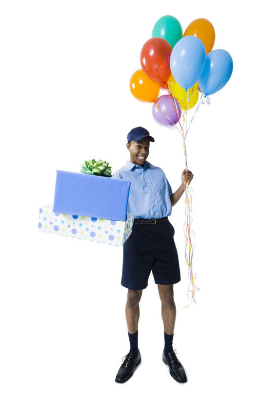 西方人,一个人,站,竖图,彩色,室内,白天,白色背景,正面,工作服,制服,游戏,礼盒,礼物,帽子,玩具,欧洲,非洲,黑人,欧洲人,仅一个男性,仅一个人,握,装饰,丝绸,丝带,纸盒,塑料,缎带,拿,玩,拿着,注视,娱乐,运动帽,绸带,盒子,仅一个年轻男性,蓝色,包装盒,气球,塑料制品,礼品盒,观察,看,站着,快递员,休闲,充气玩具,橡胶,鸭舌帽,益智,握着,摄影,礼品,影棚,观看,活动,华丽,修饰,点缀,察看,发泄,关注,消遣,智力,快递,速递,橡胶制品,宣泄,衬托,美观,雅致,雅观,工作制服,男人,男性,年轻男性,非洲人,玩耍,嬉戏,站立,彩图,全身,影棚拍摄,工作套服,拍摄