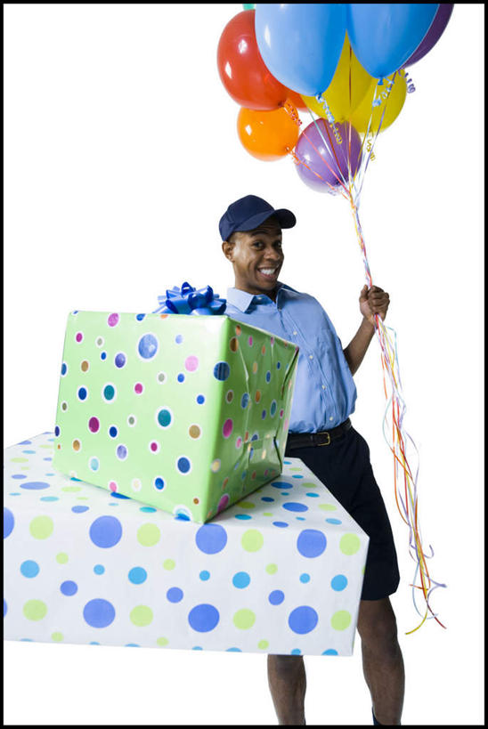 西方人,一个人,站,竖图,彩色,室内,白天,白色背景,正面,工作服,制服,游戏,礼盒,礼物,帽子,玩具,欧洲,非洲,黑人,欧洲人,仅一个男性,仅一个人,握,装饰,丝绸,丝带,纸盒,塑料,缎带,拿,玩,拿着,注视,娱乐,运动帽,绸带,盒子,仅一个年轻男性,蓝色,包装盒,气球,塑料制品,礼品盒,观察,看,站着,快递员,休闲,充气玩具,橡胶,鸭舌帽,益智,握着,摄影,礼品,影棚,观看,活动,华丽,修饰,点缀,察看,发泄,关注,消遣,智力,快递,速递,橡胶制品,宣泄,衬托,美观,雅致,雅观,工作制服,男人,男性,年轻男性,非洲人,玩耍,嬉戏,站立,半身,彩图,影棚拍摄,工作套服,拍摄