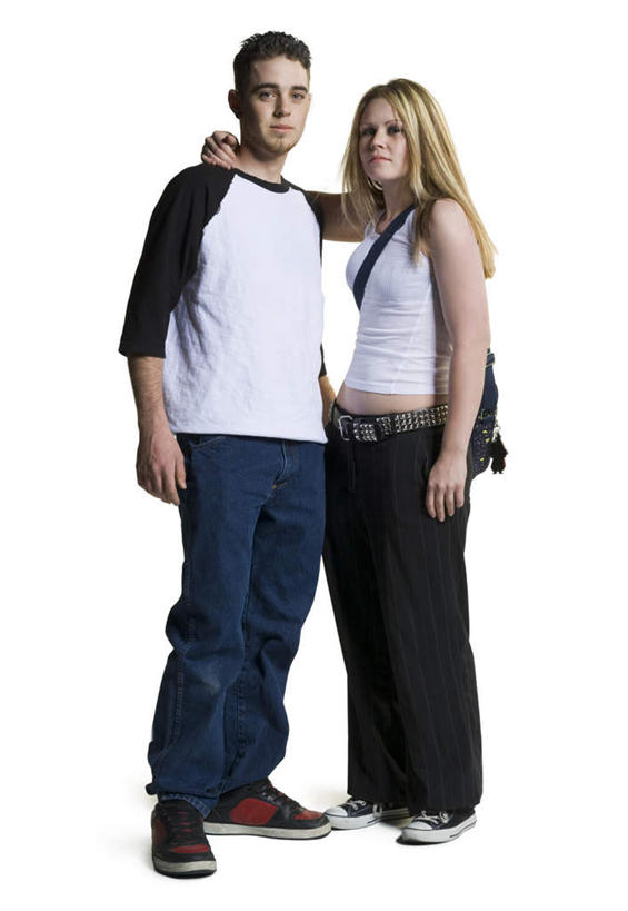 西方人,两个人,站,笑,微笑,露齿笑,竖图,室内,白天,白色背景,正面,爱情,欧洲,欧洲人,服装,包,书包,浪漫,注视,休闲装,衣服,背包,观察,看,站着,休闲,温暖,温馨,休闲服,恩爱,搭,恋人,摄影,服饰,影棚,观看,单肩包,和睦,察看,搭着,关注,男人,男性,年轻男性,年轻女性,女人,女性,白种人,情侣,站立,彩图,全身,影棚拍摄,拍摄,伴侣,融洽