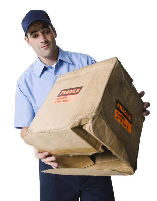 西方人,一个人,站,竖图,室内,白天,白色背景,正面,工作服,制服,帽子,欧洲,欧洲人,仅一个男性,仅一个人,仅一个中年男性,握,包装,纸箱,拿,拿着,注视,破坏,运动帽,破损,一个,蓝色,容器,箱子,观察,看,站着,快递员,鸭舌帽,握着,摄影,影棚,单个,观看,损坏,察看,关注,纸板箱,快递,速递,包装箱,工作制服,男人,男性,中年男性,白种人,站立,半身,彩图,影棚拍摄,工作套服,拍摄