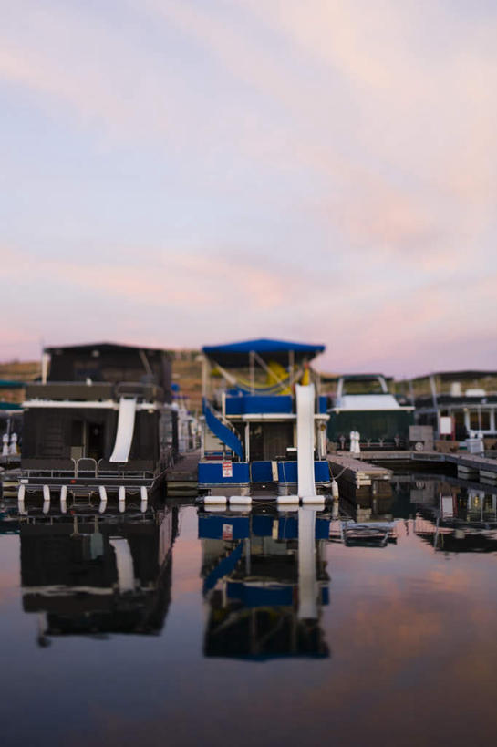 无人,竖图,室外,白天,正面,湖,湖泊,美景,日落,水,轮船,船,一排,停靠,阴影,整齐,光线,影子,湖面,景观,水流,水面,晚霞,霞光,落日,排列,倒影,阳光,自然,黄昏,交通工具,湖水,景色,彩霞,倒映,队列,停泊,自然风光,载具,夕照,反照,夕阳,彩图,斜阳