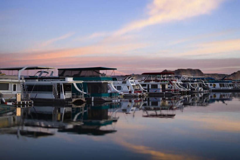 无人,横图,室外,白天,正面,湖,湖泊,美景,日落,水,轮船,船,一排,停靠,阴影,整齐,光线,影子,湖面,景观,水流,水面,晚霞,霞光,落日,排列,倒影,阳光,自然,黄昏,交通工具,湖水,景色,彩霞,倒映,队列,停泊,自然风光,载具,夕照,反照,夕阳,彩图,斜阳