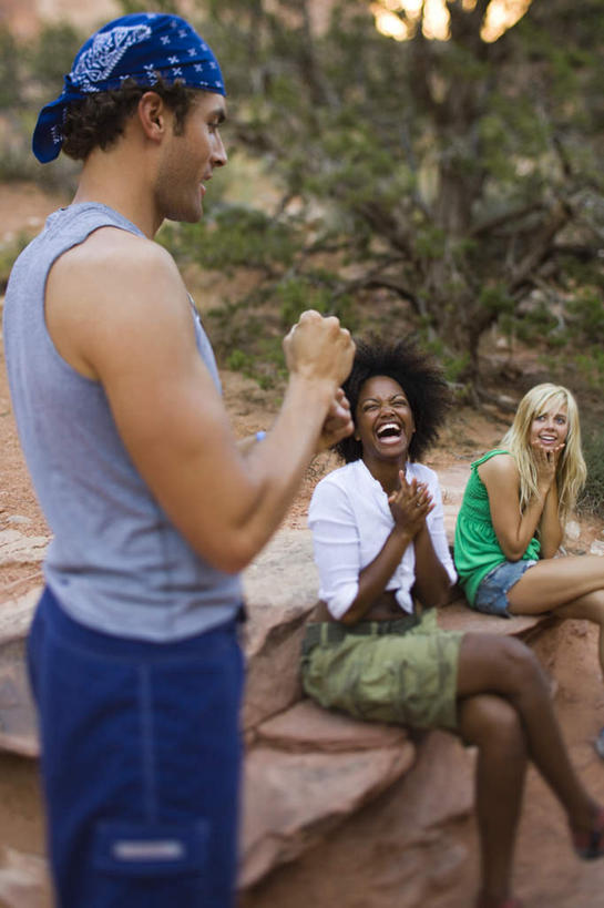 西方人,三个人,伙伴,朋友,站,坐,笑,微笑,露齿笑,竖图,室外,白天,侧面,友谊,植物,欧洲,非洲,黑人,欧洲人,服装,朦胧,模糊,装饰,头巾,注视,休闲装,树,树木,衣服,绿色,自然,观察,看,站着,休闲,休闲服,服饰,生长,成长,观看,华丽,修饰,点缀,察看,关注,衬托,美观,雅致,雅观,友情,男人,男性,年轻男性,年轻女性,女人,女性,白种人,非洲人,站立,坐着,半身,彩图