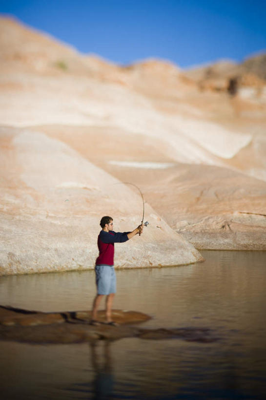 西方人,一个人,站,竖图,室外,白天,侧面,湖,湖泊,石头,山,山脉,水,钓鱼竿,欧洲,欧洲人,仅一个男性,仅一个人,握,阴影,服装,光线,石子,影子,湖面,山顶,山峰,水流,水面,山峦,拿,拿着,注视,休闲装,仅一个年轻男性,衣服,蓝色,倒影,蓝天,天空,阳光,湖水,群山,天,观察,看,站着,休闲,休闲服,握着,服饰,晴朗,观看,渔具,察看,倒映,关注,沉积岩,万里无云,颠峰,极峰,反照,水成岩,男人,男性,年轻男性,白种人,钓竿,鱼竿,石块,岩石,晴空,晴空万里,站立,彩图,全身,钓鱼