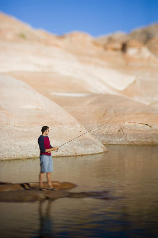 西方人,一个人,站,竖图,室外,白天,侧面,湖,湖泊,石头,山,山脉,水,钓鱼竿,欧洲,欧洲人,仅一个男性,仅一个人,握,阴影,服装,光线,石子,影子,湖面,山顶,山峰,水流,水面,山峦,拿,拿着,注视,休闲装,仅一个年轻男性,衣服,蓝色,倒影,蓝天,天空,阳光,湖水,群山,天,观察,看,站着,休闲,休闲服,握着,服饰,晴朗,观看,渔具,察看,倒映,关注,沉积岩,万里无云,颠峰,极峰,反照,水成岩,男人,男性,年轻男性,白种人,钓竿,鱼竿,石块,岩石,晴空,晴空万里,站立,彩图,全身,钓鱼