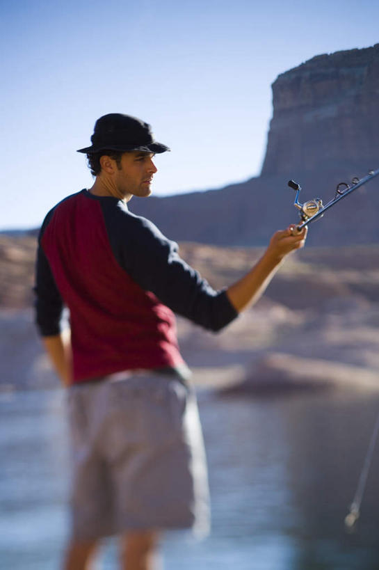 西方人,一个人,站,竖图,室外,白天,湖,湖泊,水,帽子,钓鱼竿,欧洲,欧洲人,仅一个男性,仅一个人,握,阴影,服装,朦胧,模糊,光线,影子,湖面,水流,水面,拿,拿着,注视,休闲装,仅一个年轻男性,背面,衣服,蓝色,倒影,蓝天,天空,阳光,遮阳帽,湖水,天,观察,看,站着,休闲,休闲服,握着,服饰,晴朗,观看,渔具,察看,倒映,关注,万里无云,反照,男人,男性,年轻男性,白种人,钓竿,鱼竿,晴空,晴空万里,站立,半身,彩图,钓鱼