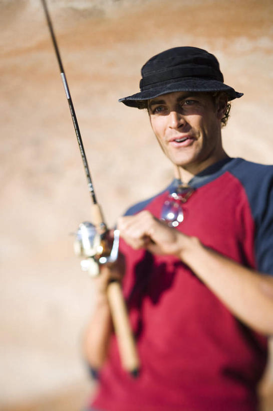 西方人,一个人,站,竖图,室外,白天,正面,石头,山,山脉,帽子,钓鱼竿,欧洲,欧洲人,仅一个男性,仅一个人,握,阴影,服装,光线,石子,影子,山峰,山峦,拿,拿着,注视,休闲装,仅一个年轻男性,衣服,阳光,遮阳帽,群山,观察,看,站着,休闲,休闲服,握着,服饰,观看,渔具,察看,关注,沉积岩,水成岩,男人,男性,年轻男性,白种人,钓竿,鱼竿,石块,岩石,站立,半身,彩图,钓鱼