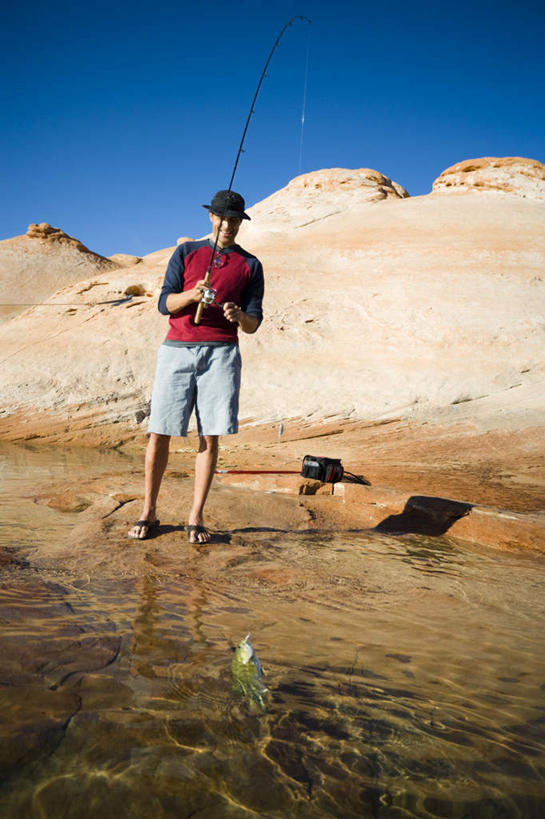 西方人,一个人,站,竖图,室外,白天,仰视,湖,湖泊,石头,山,山脉,水,钓鱼竿,欧洲,欧洲人,仅一个男性,仅一个人,握,阴影,服装,光线,石子,影子,湖面,山顶,山峰,水流,水面,山峦,拿,拿着,注视,休闲装,仅一个年轻男性,衣服,蓝色,倒影,蓝天,天空,阳光,湖水,群山,天,观察,看,站着,休闲,休闲服,握着,服饰,晴朗,观看,渔具,察看,倒映,关注,沉积岩,万里无云,颠峰,极峰,反照,水成岩,男人,男性,年轻男性,白种人,钓竿,鱼竿,石块,岩石,晴空,晴空万里,站立,彩图,低角度拍摄,全身,钓鱼
