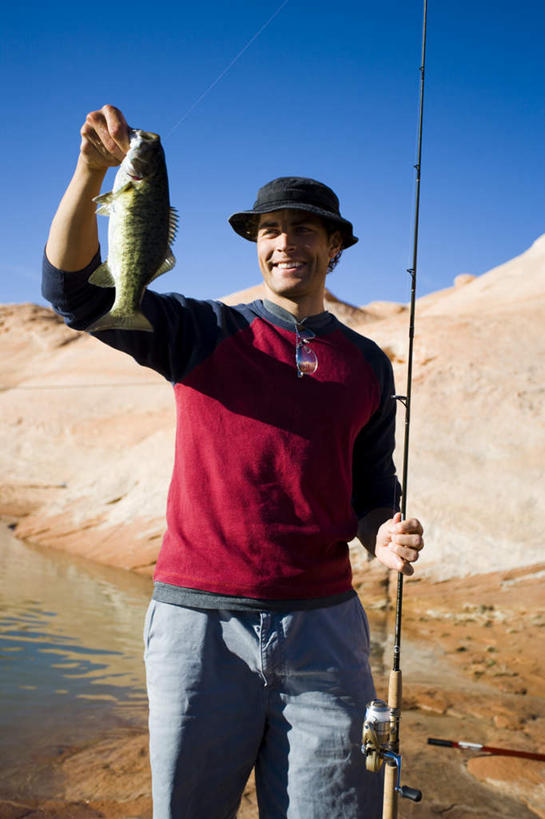 西方人,一个人,站,举,笑,微笑,露齿笑,竖图,室外,白天,正面,湖,湖泊,石头,山,山脉,水,帽子,钓鱼竿,欧洲,欧洲人,仅一个男性,仅一个人,一条,握,阴影,服装,光线,鱼,石子,影子,湖面,山顶,山峰,水流,水面,山峦,拿,拿着,注视,休闲装,鱼类,仅一个年轻男性,衣服,蓝色,蓝天,天空,阳光,遮阳帽,湖水,群山,天,观察,看,托,站着,休闲,休闲服,握着,服饰,晴朗,观看,渔具,察看,关注,沉积岩,万里无云,颠峰,极峰,水成岩,男人,男性,年轻男性,白种人,钓竿,鱼竿,石块,岩石,晴空,晴空万里,举起,举手,举着,向上举,向上伸,向上托,站立,半身,彩图,钓鱼