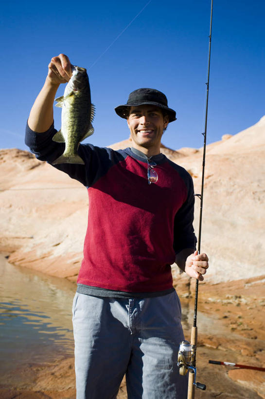 西方人,一个人,站,举,笑,微笑,露齿笑,竖图,室外,白天,正面,湖,湖泊,石头,山,山脉,水,帽子,钓鱼竿,欧洲,欧洲人,仅一个男性,仅一个人,一条,握,阴影,服装,光线,鱼,石子,影子,湖面,山顶,山峰,水流,水面,山峦,拿,拿着,注视,休闲装,鱼类,仅一个年轻男性,衣服,蓝色,蓝天,天空,阳光,遮阳帽,湖水,群山,天,观察,看,托,站着,休闲,休闲服,握着,服饰,晴朗,观看,渔具,察看,关注,沉积岩,万里无云,颠峰,极峰,水成岩,男人,男性,年轻男性,白种人,钓竿,鱼竿,石块,岩石,晴空,晴空万里,举起,举手,举着,向上举,向上伸,向上托,站立,半身,彩图,钓鱼