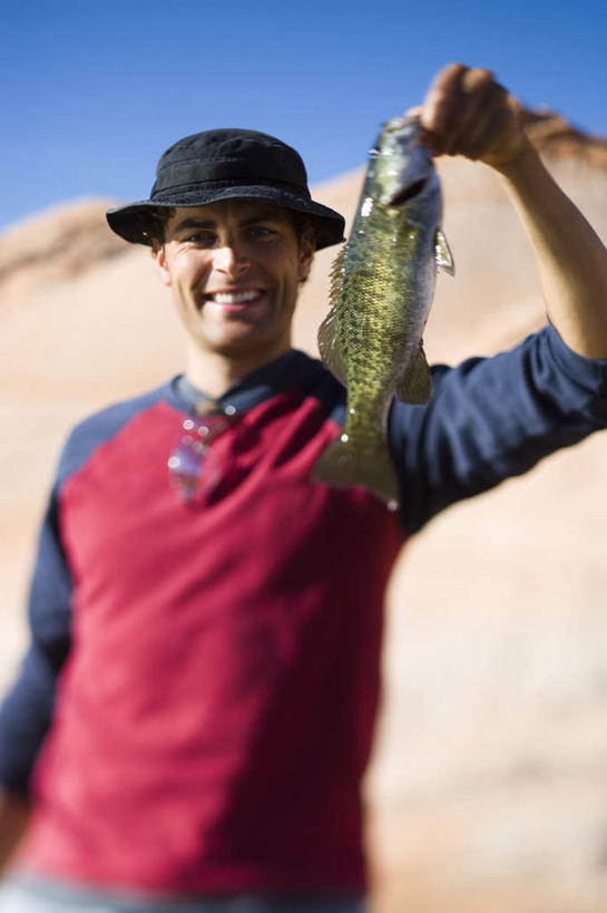 西方人,一个人,站,举,笑,微笑,露齿笑,竖图,室外,白天,正面,石头,山,山脉,帽子,欧洲,欧洲人,仅一个男性,仅一个人,一条,握,阴影,服装,光线,鱼,石子,影子,山顶,山峰,山峦,拿,拿着,注视,休闲装,鱼类,仅一个年轻男性,衣服,蓝色,蓝天,天空,阳光,遮阳帽,群山,天,观察,看,托,站着,休闲,休闲服,握着,服饰,晴朗,观看,察看,关注,沉积岩,万里无云,颠峰,极峰,水成岩,男人,男性,年轻男性,白种人,石块,岩石,晴空,晴空万里,举起,举手,举着,向上举,向上伸,向上托,站立,半身,彩图