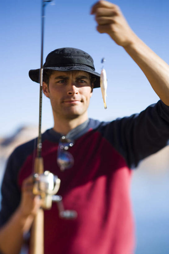 西方人,一个人,站,举,笑,微笑,竖图,室外,白天,正面,湖,湖泊,石头,山,山脉,水,帽子,钓鱼竿,欧洲,欧洲人,仅一个男性,仅一个人,一条,握,阴影,服装,朦胧,模糊,光线,鱼,石子,影子,湖面,山峰,水流,水面,山峦,拿,拿着,注视,休闲装,鱼类,仅一个年轻男性,衣服,蓝色,蓝天,天空,阳光,遮阳帽,湖水,群山,天,观察,看,托,站着,休闲,休闲服,握着,服饰,晴朗,观看,渔具,察看,关注,沉积岩,万里无云,水成岩,男人,男性,年轻男性,白种人,钓竿,鱼竿,石块,岩石,晴空,晴空万里,举起,举手,举着,向上举,向上伸,向上托,站立,半身,彩图,钓鱼