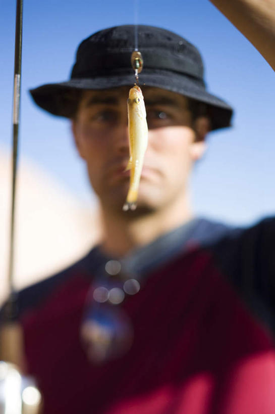 西方人,脸,头,脸颊,一个人,站,举,笑,微笑,竖图,室外,特写,白天,正面,石头,山,山脉,帽子,钓鱼竿,欧洲,欧洲人,仅一个男性,仅一个人,一条,握,阴影,服装,朦胧,模糊,光线,鱼,石子,影子,山顶,山峰,山峦,拿,拿着,注视,休闲装,鱼类,肩膀,仅一个年轻男性,衣服,蓝色,蓝天,天空,阳光,遮阳帽,群山,天,观察,看,托,站着,休闲,休闲服,握着,服饰,晴朗,观看,渔具,察看,关注,沉积岩,万里无云,颠峰,极峰,水成岩,男人,男性,年轻男性,白种人,头部,脸部,脸蛋,面部,钓竿,鱼竿,石块,岩石,晴空,晴空万里,举起,举手,举着,向上举,向上伸,向上托,站立,半身,彩图,钓鱼