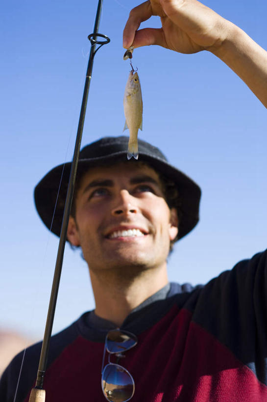 西方人,脸,头,脸颊,手,一个人,站,举,笑,微笑,露齿笑,竖图,室外,白天,仰视,石头,山,山脉,帽子,钓鱼竿,欧洲,欧洲人,仅一个男性,仅一个人,一条,握,阴影,服装,光线,鱼,石子,影子,山峰,山峦,拿,拿着,注视,休闲装,鱼类,肩膀,仅一个年轻男性,衣服,蓝色,蓝天,天空,阳光,遮阳帽,群山,天,观察,看,托,站着,休闲,手部,休闲服,握着,服饰,晴朗,观看,单手,渔具,察看,关注,沉积岩,万里无云,水成岩,男人,男性,年轻男性,白种人,头部,脸部,脸蛋,面部,钓竿,鱼竿,石块,岩石,晴空,晴空万里,举起,举手,举着,向上举,向上伸,向上托,站立,半身,彩图,低角度拍摄,钓鱼