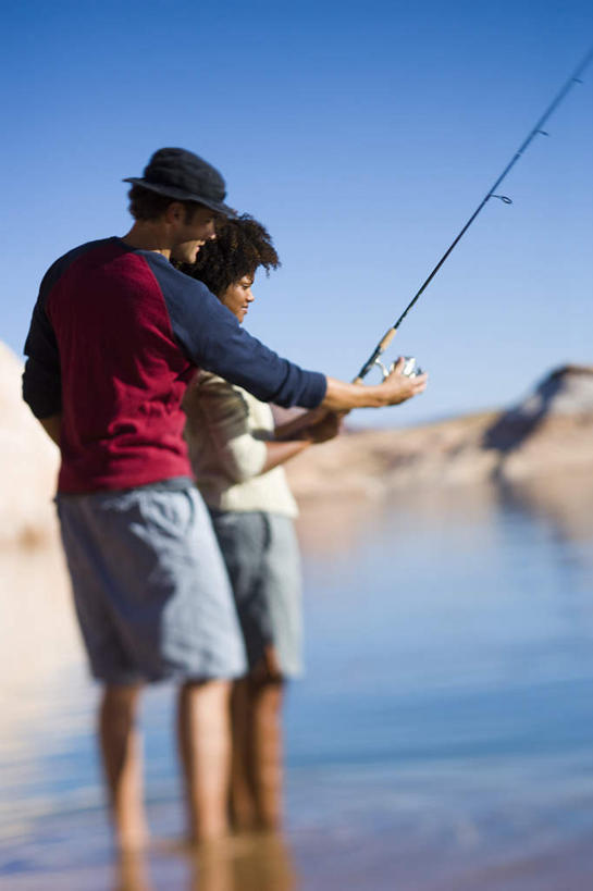 西方人,两个人,站,竖图,室外,白天,侧面,爱情,湖,湖泊,石头,山,山脉,水,帽子,钓鱼竿,欧洲,非洲,黑人,欧洲人,握,阴影,服装,光线,石子,影子,湖面,山顶,山峰,水流,水面,山峦,浪漫,拿,拿着,注视,休闲装,衣服,蓝色,倒影,蓝天,天空,阳光,遮阳帽,湖水,群山,天,观察,看,站着,休闲,温暖,温馨,休闲服,恩爱,握着,恋人,服饰,晴朗,观看,渔具,和睦,察看,倒映,关注,沉积岩,万里无云,颠峰,极峰,反照,水成岩,男人,男性,年轻男性,年轻女性,女人,女性,白种人,非洲人,情侣,钓竿,鱼竿,石块,岩石,晴空,晴空万里,站立,彩图,全身,钓鱼,伴侣,融洽