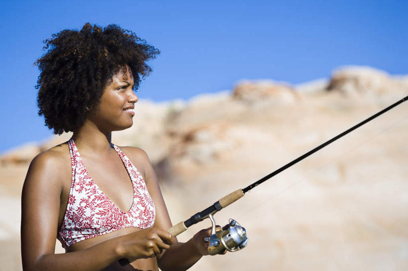 西方人,一个人,站,笑,微笑,露齿笑,横图,室外,白天,侧面,泳装,比基尼,石头,山,山脉,钓鱼竿,欧洲,非洲,黑人,欧洲人,仅一个年轻女性,仅一个女性,仅一个人,握,阴影,光线,石子,影子,山顶,山峰,山峦,拿,拿着,注视,蓝色,蓝天,天空,阳光,群山,天,观察,看,站着,握着,晴朗,观看,渔具,察看,关注,沉积岩,万里无云,颠峰,极峰,水成岩,年轻女性,女人,女性,非洲人,钓竿,鱼竿,石块,岩石,晴空,晴空万里,站立,半身,彩图,三点式,泳衣,钓鱼
