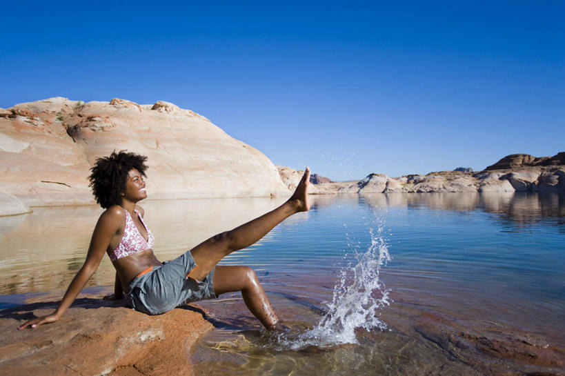 西方人,一个人,坐,横图,室外,白天,侧面,泳装,比基尼,湖,湖泊,石头,山,山脉,水,欧洲,非洲,黑人,欧洲人,仅一个年轻女性,仅一个女性,仅一个人,撑,踢,阴影,飞溅,溅,光线,石子,液体,影子,湖面,山顶,山峰,水滴,水流,水面,山峦,注视,水珠,蓝色,蓝天,天空,阳光,湖水,群山,天,观察,看,晴朗,观看,张开双腿,察看,撑着,关注,喷洒,沉积岩,万里无云,颠峰,极峰,展开双腿,水成岩,年轻女性,女人,女性,非洲人,石块,岩石,晴空,晴空万里,坐着,彩图,全身,三点式,泳衣,伸展双腿