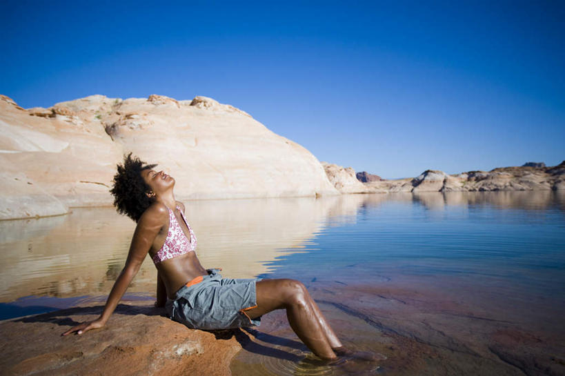 西方人,一个人,坐,闭眼,横图,室外,白天,侧面,泳装,比基尼,湖,湖泊,石头,山,山脉,水,欧洲,非洲,黑人,欧洲人,仅一个年轻女性,仅一个女性,仅一个人,撑,阴影,光线,石子,影子,湖面,山顶,山峰,水流,水面,山峦,蓝色,蓝天,天空,阳光,湖水,群山,天,晴朗,撑着,沉积岩,万里无云,颠峰,极峰,水成岩,年轻女性,女人,女性,非洲人,石块,岩石,晴空,晴空万里,闭眼睛,闭着眼,闭着眼睛,坐着,半身,彩图,三点式,泳衣