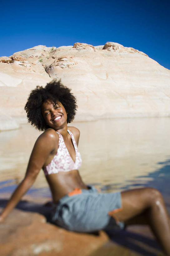 西方人,一个人,坐,笑,微笑,露齿笑,竖图,室外,白天,侧面,泳装,比基尼,湖,湖泊,石头,山,山脉,水,欧洲,非洲,黑人,欧洲人,仅一个年轻女性,仅一个女性,仅一个人,撑,阴影,光线,石子,影子,湖面,山顶,山峰,水流,水面,山峦,扭头,蓝色,蓝天,天空,阳光,湖水,群山,天,转头,晴朗,撑着,沉积岩,万里无云,颠峰,极峰,水成岩,年轻女性,女人,女性,非洲人,石块,岩石,晴空,晴空万里,坐着,半身,彩图,三点式,泳衣