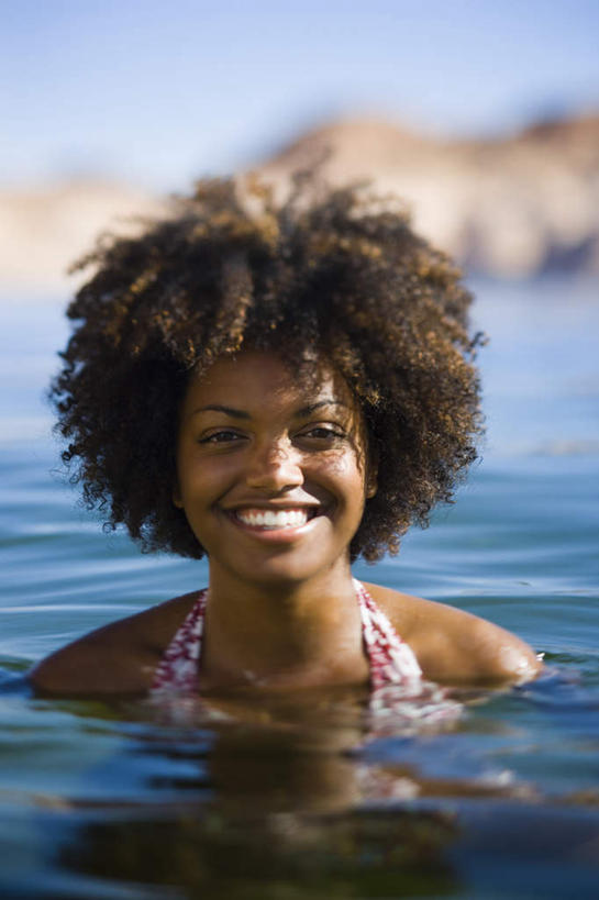 西方人,脸,头,脸颊,头发,一个人,笑,微笑,露齿笑,竖图,室外,特写,白天,正面,泳装,比基尼,湖,湖泊,石头,山,山脉,水,欧洲,非洲,黑人,欧洲人,仅一个年轻女性,仅一个女性,仅一个人,阴影,朦胧,模糊,光线,石子,影子,湖面,山顶,山峰,水流,水面,棕色,山峦,注视,蓝色,蓝天,天空,阳光,湖水,群山,天,观察,看,晴朗,观看,察看,关注,沉积岩,万里无云,颠峰,极峰,水成岩,年轻女性,女人,女性,非洲人,头部,卷发,脸部,脸蛋,面部,石块,岩石,晴空,晴空万里,半身,彩图,三点式,泳衣,短发