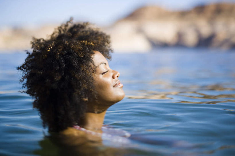 西方人,脸,头,脸颊,头发,一个人,闭眼,笑,微笑,横图,室外,特写,白天,侧面,湖,湖泊,石头,山,山脉,水,欧洲,非洲,黑人,欧洲人,仅一个年轻女性,仅一个女性,仅一个人,阴影,朦胧,模糊,光线,石子,影子,湖面,山顶,山峰,水流,水面,棕色,山峦,蓝色,蓝天,天空,阳光,湖水,群山,天,晴朗,沉积岩,万里无云,颠峰,极峰,水成岩,年轻女性,女人,女性,非洲人,头部,卷发,脸部,脸蛋,面部,石块,岩石,晴空,晴空万里,闭眼睛,闭着眼,闭着眼睛,半身,彩图,短发