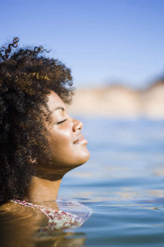 西方人,脸,头,脸颊,头发,一个人,闭眼,笑,微笑,竖图,室外,特写,白天,侧面,湖,湖泊,石头,山,山脉,水,欧洲,非洲,黑人,欧洲人,仅一个年轻女性,仅一个女性,仅一个人,阴影,朦胧,模糊,光线,石子,影子,湖面,山顶,山峰,水流,水面,棕色,山峦,蓝色,蓝天,天空,阳光,湖水,群山,天,晴朗,沉积岩,万里无云,颠峰,极峰,水成岩,年轻女性,女人,女性,非洲人,头部,卷发,脸部,脸蛋,面部,石块,岩石,晴空,晴空万里,闭眼睛,闭着眼,闭着眼睛,半身,彩图,短发