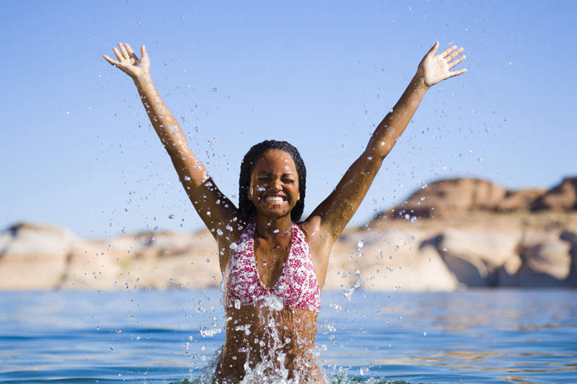 西方人,一个人,站,举,闭眼,笑,微笑,露齿笑,横图,室外,白天,正面,泳装,比基尼,湖,湖泊,石头,山,山脉,水,欧洲,非洲,黑人,欧洲人,仅一个年轻女性,仅一个女性,仅一个人,阴影,飞溅,溅,光线,石子,液体,影子,湖面,山顶,山峰,水滴,水流,水面,山峦,水珠,蓝色,蓝天,天空,阳光,湖水,群山,天,托,站着,晴朗,喷洒,沉积岩,万里无云,颠峰,极峰,水成岩,年轻女性,女人,女性,非洲人,石块,岩石,晴空,晴空万里,闭眼睛,闭着眼,闭着眼睛,举起,举手,举着,向上举,向上伸,向上托,站立,半身,彩图,三点式,泳衣