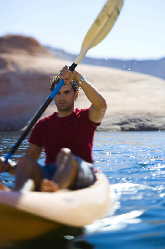 划船,皮划艇,西方人,一个人,坐,竖图,室外,白天,正面,河流,石头,山,山脉,水,船,欧洲,欧洲人,仅一个男性,仅一个人,阴影,波纹,飞溅,服装,溅,光线,船桨,石子,液体,影子,河水,山峰,水滴,水流,山峦,注视,休闲装,水珠,仅一个年轻男性,衣服,红色,蓝色,蓝天,水纹,天空,阳光,船尾波,交通工具,波浪,群山,天,观察,看,休闲,休闲服,服饰,晴朗,观看,察看,关注,喷洒,载具,沉积岩,万里无云,荡舟,水成岩,男人,男性,年轻男性,白种人,石块,岩石,晴空,晴空万里,坐着,半身,彩图