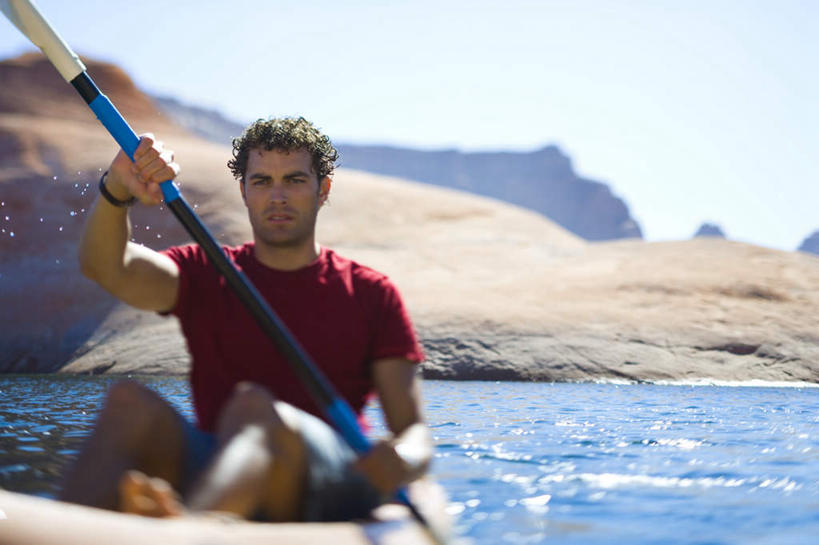 皮划艇,西方人,一个人,坐,横图,室外,白天,正面,河流,石头,山,山脉,水,船,欧洲,欧洲人,仅一个男性,仅一个人,阴影,波纹,飞溅,服装,溅,光线,船桨,石子,液体,影子,河水,山峰,水滴,水流,山峦,注视,休闲装,水珠,仅一个年轻男性,衣服,红色,蓝色,蓝天,水纹,天空,阳光,船尾波,交通工具,波浪,群山,天,观察,看,休闲,休闲服,服饰,晴朗,观看,察看,关注,喷洒,载具,沉积岩,万里无云,水成岩,男人,男性,年轻男性,白种人,石块,岩石,晴空,晴空万里,坐着,半身,彩图