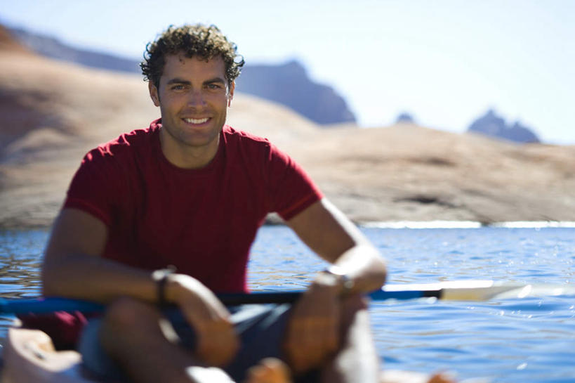 皮划艇,西方人,一个人,坐,笑,微笑,露齿笑,横图,室外,白天,正面,河流,石头,山,山脉,水,船,欧洲,欧洲人,仅一个男性,仅一个人,阴影,服装,光线,船桨,石子,影子,河水,山峰,水流,山峦,注视,休闲装,仅一个年轻男性,衣服,红色,蓝色,蓝天,天空,阳光,交通工具,群山,天,观察,看,休闲,休闲服,服饰,晴朗,观看,察看,关注,载具,沉积岩,万里无云,水成岩,男人,男性,年轻男性,白种人,石块,岩石,晴空,晴空万里,坐着,半身,彩图