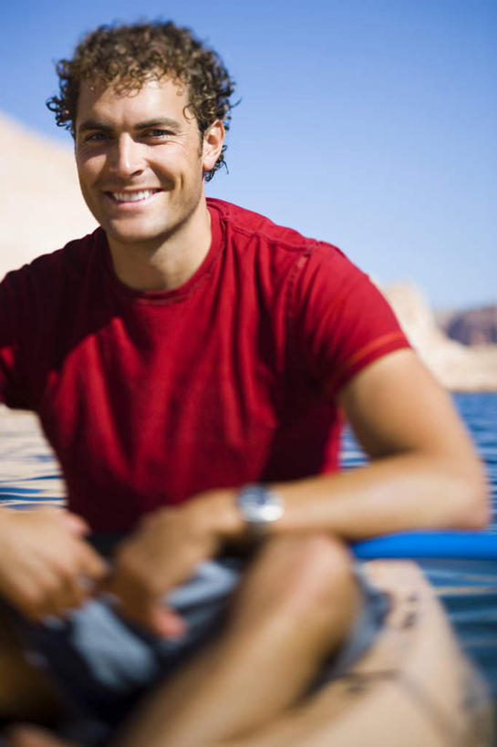 皮划艇,西方人,一个人,坐,笑,微笑,露齿笑,竖图,室外,白天,正面,河流,石头,山,山脉,水,船,欧洲,欧洲人,仅一个男性,仅一个人,阴影,服装,时间,光线,船桨,石子,时钟,手表,影子,河水,山峰,水流,山峦,计时,注视,休闲装,仅一个年轻男性,衣服,红色,蓝色,蓝天,天空,阳光,钟表,交通工具,群山,天,观察,看,休闲,休闲服,表,服饰,晴朗,观看,腕表,察看,关注,载具,沉积岩,万里无云,水成岩,男人,男性,年轻男性,白种人,钟,石块,岩石,晴空,晴空万里,坐着,半身,彩图