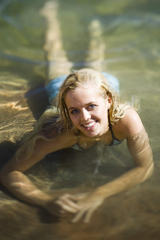 西方人,一个人,笑,微笑,露齿笑,竖图,俯视,室外,白天,泳装,比基尼,湖,湖泊,石头,水,欧洲,欧洲人,仅一个年轻女性,仅一个女性,仅一个人,阴影,光线,石子,影子,湖面,水流,水面,注视,倒影,阳光,湖水,观察,看,观看,察看,倒映,关注,沉积岩,反照,水成岩,年轻女性,女人,女性,白种人,石块,岩石,抬头,仰头,彩图,高角度拍摄,全身,三点式,泳衣