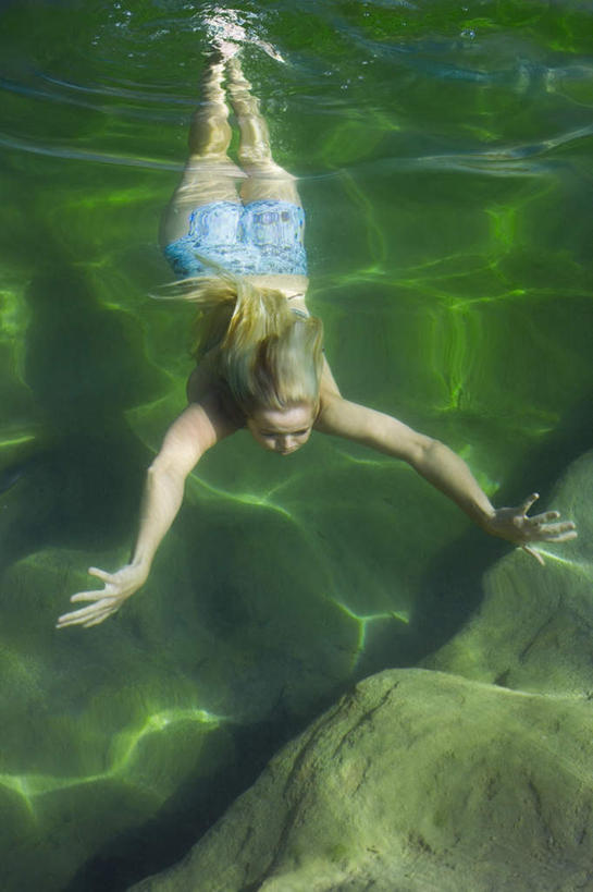 游泳,西方人,一个人,举,竖图,俯视,室外,白天,泳装,比基尼,湖,湖泊,石头,水,欧洲,欧洲人,仅一个年轻女性,仅一个女性,仅一个人,阴影,光线,石子,影子,湖面,水流,水面,倒影,阳光,湖水,托,倒映,沉积岩,泅水,反照,拍浮,水成岩,年轻女性,女人,女性,白种人,石块,岩石,举起,举手,举着,向上举,向上伸,向上托,彩图,高角度拍摄,全身,三点式,泳衣