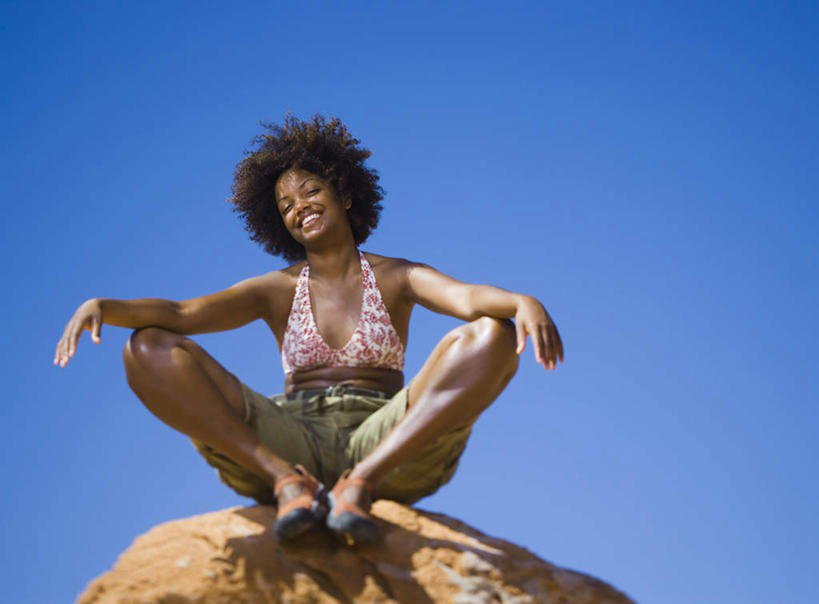 西方人,一个人,坐,笑,盘腿,微笑,露齿笑,横图,室外,白天,仰视,泳装,比基尼,石头,山,山脉,欧洲,非洲,黑人,欧洲人,仅一个年轻女性,仅一个女性,仅一个人,阴影,光线,石子,影子,山顶,山峰,山峦,注视,蓝色,蓝天,天空,阳光,群山,天,观察,看,晴朗,观看,察看,关注,沉积岩,万里无云,颠峰,极峰,水成岩,年轻女性,女人,女性,非洲人,石块,岩石,晴空,晴空万里,盘腿而坐,盘膝,盘着腿的,盘着腿坐,双腿交叉,坐着,彩图,低角度拍摄,全身,三点式,泳衣