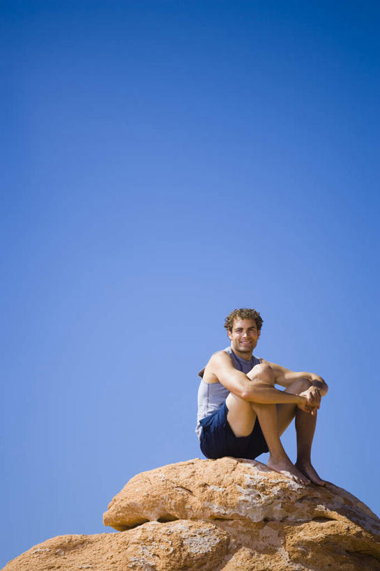 西方人,一个人,坐,抱,竖图,室外,白天,仰视,石头,山,山脉,欧洲,欧洲人,仅一个男性,仅一个人,阴影,服装,光线,石子,影子,山顶,山峰,山峦,注视,休闲装,仅一个年轻男性,衣服,蓝色,蓝天,天空,阳光,群山,天,观察,看,休闲,休闲服,服饰,晴朗,抱着,观看,察看,搂着,关注,沉积岩,万里无云,颠峰,极峰,水成岩,男人,男性,年轻男性,白种人,石块,岩石,晴空,晴空万里,搂,搂抱,坐着,彩图,低角度拍摄,全身