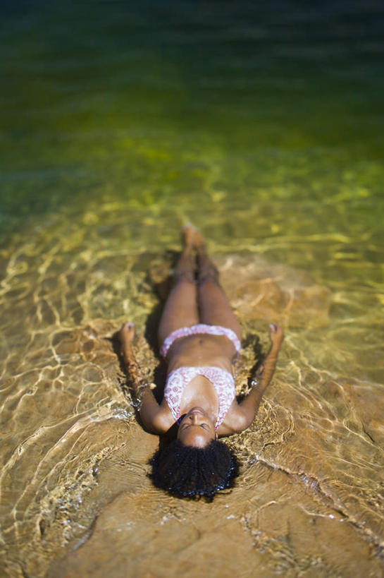 西方人,一个人,躺,闭眼,睡,竖图,俯视,室外,白天,泳装,比基尼,河流,石头,水,欧洲,非洲,黑人,欧洲人,仅一个年轻女性,仅一个女性,仅一个人,阴影,光线,石子,影子,河水,水流,阳光,沉积岩,水成岩,卧着,年轻女性,女人,女性,非洲人,石块,岩石,闭眼睛,闭着眼,闭着眼睛,困,困觉,寝息,睡觉,躺着,卧,彩图,高角度拍摄,全身,三点式,泳衣