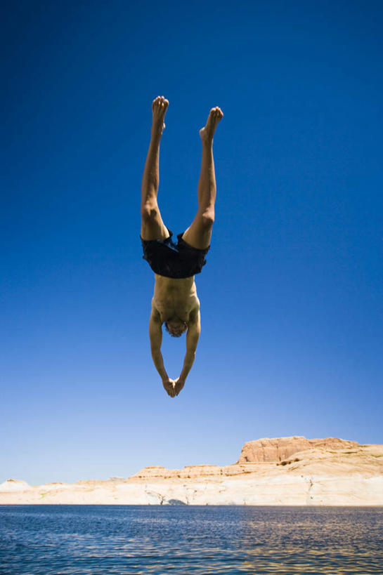 西方人,一个人,跳,举,竖图,室外,白天,仰视,河流,石头,山,山脉,水,欧洲,欧洲人,仅一个男性,仅一个人,阴影,裤子,光线,石子,影子,河水,山顶,山峰,水流,山峦,半空,仅一个年轻男性,蓝色,黑色,蓝天,天空,阳光,群山,天,托,晴朗,沉积岩,万里无云,颠峰,极峰,水成岩,男人,男性,年轻男性,白种人,石块,岩石,晴空,晴空万里,举起,举手,举着,跳跃,向上举,向上伸,向上托,彩图,低角度拍摄,全身