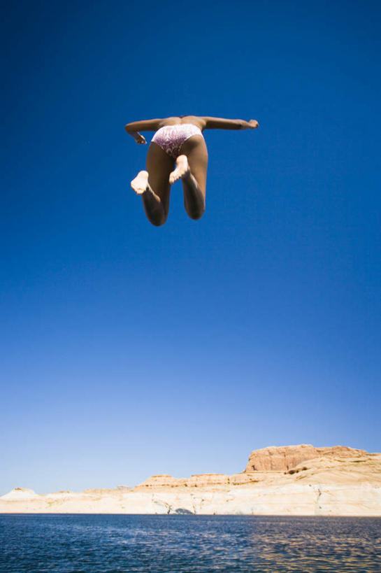 西方人,一个人,跳,伸展双臂,竖图,室外,白天,仰视,泳装,比基尼,河流,石头,山,山脉,水,欧洲,非洲,黑人,欧洲人,仅一个年轻女性,仅一个女性,仅一个人,阴影,光线,石子,影子,河水,山顶,山峰,水流,山峦,半空,蓝色,蓝天,天空,阳光,群山,天,晴朗,沉积岩,万里无云,颠峰,极峰,水成岩,年轻女性,女人,女性,非洲人,石块,岩石,晴空,晴空万里,敞开双臂,伸开双臂,跳跃,展开双肩,张开手臂,张开双臂,彩图,低角度拍摄,全身,三点式,泳衣