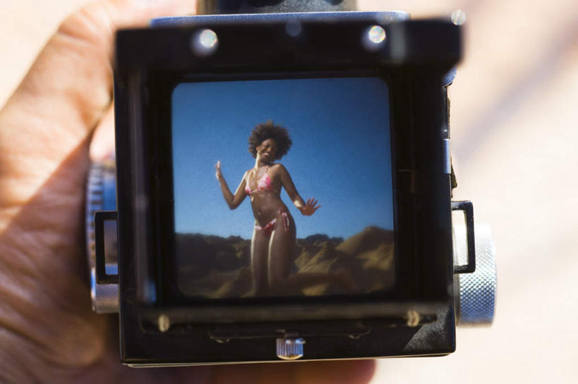 西方人,手,两个人,伙伴,朋友,站,伸展双臂,笑,微笑,露齿笑,横图,全景,俯视,室外,特写,白天,泳装,比基尼,跳舞,友谊,石头,山,山脉,天际线,相机,欧洲,非洲,黑人,欧洲人,握,石子,山顶,山峰,山峦,拿,拿着,注视,拍照,天空,数码相机,群山,天,观察,看,站着,手部,握着,摄影,观看,单手,察看,关注,舞姿,沉积岩,颠峰,极峰,水成岩,友情,年轻女性,女人,女性,非洲人,照相机,石块,岩石,敞开双臂,伸开双臂,展开双肩,站立,张开手臂,张开双臂,半身,彩图,高角度拍摄,三点式,泳衣,舞蹈,照相