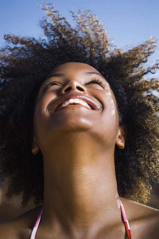 西方人,脸,头,脸颊,脖子,头发,一个人,笑,大笑,竖图,室外,特写,白天,正面,泳装,比基尼,兴奋,欧洲,非洲,黑人,欧洲人,仅一个年轻女性,仅一个女性,仅一个人,阴影,光线,影子,棕色,注视,肩膀,蓝色,蓝天,天空,阳光,天,观察,看,张嘴,晴朗,观看,察看,关注,张大嘴巴,万里无云,哈哈大笑,年轻女性,女人,女性,非洲人,头部,卷发,脖,颈,颈部,脸部,脸蛋,面部,晴空,晴空万里,张开嘴,抬头,仰头,半身,彩图,三点式,泳衣,高兴,狂笑,短发