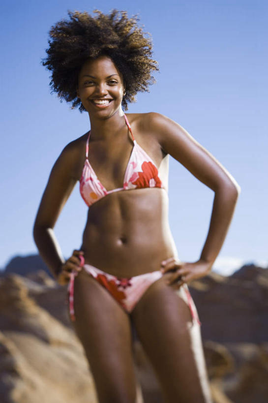 西方人,一个人,站,笑,微笑,露齿笑,竖图,室外,白天,仰视,泳装,比基尼,石头,山,山脉,欧洲,非洲,黑人,欧洲人,仅一个年轻女性,仅一个女性,仅一个人,阴影,光线,石子,影子,山顶,山峰,山峦,注视,手叉腰,蓝色,蓝天,天空,阳光,群山,天,叉腰,观察,看,站着,晴朗,观看,察看,双手叉腰,关注,沉积岩,万里无云,颠峰,极峰,水成岩,年轻女性,女人,女性,非洲人,石块,岩石,晴空,晴空万里,站立,半身,彩图,低角度拍摄,三点式,泳衣