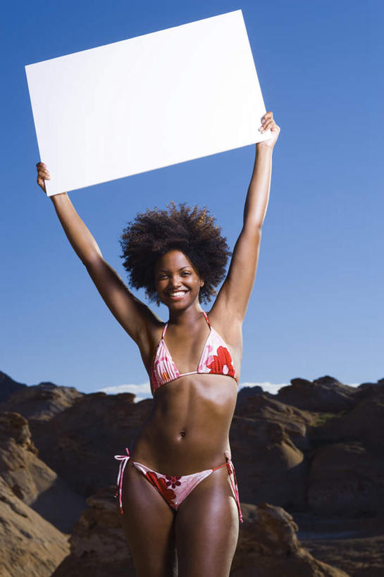 西方人,一个人,站,举,笑,微笑,露齿笑,竖图,室外,白天,正面,泳装,比基尼,石头,山,山脉,指示牌,欧洲,非洲,黑人,欧洲人,仅一个年轻女性,仅一个女性,仅一个人,握,阴影,光线,标志,石子,影子,山顶,山峰,山峦,拿,拿着,注视,标识,一个,蓝色,白色,蓝天,天空,阳光,群山,天,观察,看,托,站着,握着,晴朗,单个,观看,察看,关注,沉积岩,万里无云,颠峰,极峰,水成岩,年轻女性,女人,女性,非洲人,石块,岩石,晴空,晴空万里,举起,举手,举着,向上举,向上伸,向上托,站立,半身,彩图,三点式,泳衣