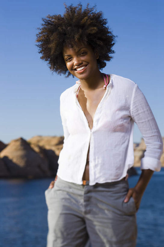 西方人,一个人,站,笑,微笑,露齿笑,竖图,室外,白天,正面,河流,石头,山,山脉,水,欧洲,非洲,黑人,欧洲人,仅一个年轻女性,仅一个女性,仅一个人,阴影,服装,光线,石子,影子,河水,山顶,山峰,水流,山峦,注视,休闲装,衣服,蓝色,白色,蓝天,天空,阳光,群山,天,观察,看,站着,休闲,休闲服,服饰,晴朗,观看,察看,双手插袋,关注,手插袋,沉积岩,万里无云,双手抄兜,双手放兜,颠峰,极峰,水成岩,年轻女性,女人,女性,非洲人,石块,岩石,晴空,晴空万里,插兜,两手抄兜,两手放兜,手插兜,手放口袋,站立,半身,彩图,手抄兜