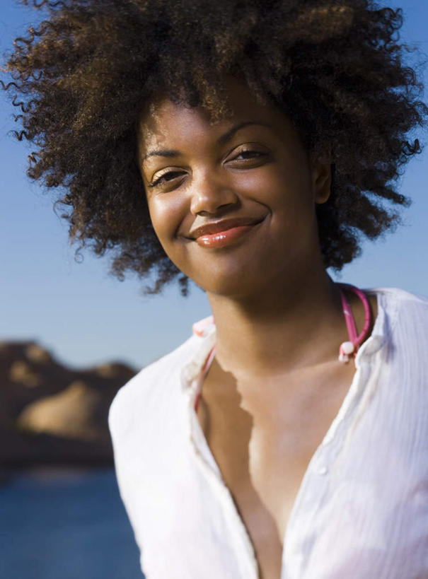 西方人,一个人,站,笑,微笑,竖图,室外,白天,正面,石头,山,山脉,欧洲,非洲,黑人,欧洲人,仅一个年轻女性,仅一个女性,仅一个人,阴影,服装,光线,石子,影子,山顶,山峰,山峦,注视,休闲装,衣服,蓝色,白色,蓝天,天空,阳光,群山,天,观察,看,站着,休闲,休闲服,服饰,晴朗,观看,察看,关注,沉积岩,万里无云,颠峰,极峰,水成岩,年轻女性,女人,女性,非洲人,石块,岩石,晴空,晴空万里,站立,半身,彩图