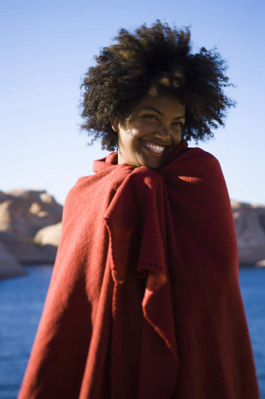 西方人,一个人,站,笑,微笑,露齿笑,竖图,室外,白天,正面,河流,石头,山,山脉,水,欧洲,非洲,黑人,欧洲人,仅一个年轻女性,仅一个女性,仅一个人,阴影,光线,包裹,纺织物,石子,影子,浴巾,河水,山顶,山峰,水流,山峦,注视,红色,蓝色,蓝天,天空,阳光,毛巾,群山,天,观察,看,清洁,站着,晴朗,观看,保暖,察看,关注,透气,防水,沉积岩,万里无云,颠峰,极峰,储水,耐磨,吸水,水成岩,年轻女性,女人,女性,非洲人,石块,岩石,晴空,晴空万里,站立,半身,彩图