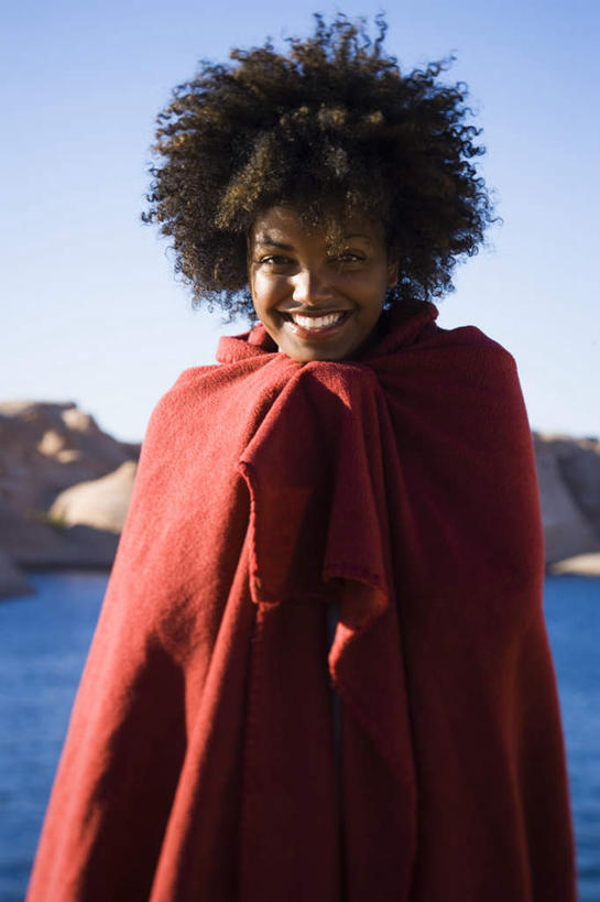 西方人,一个人,站,笑,微笑,露齿笑,竖图,室外,白天,正面,河流,石头,山,山脉,水,欧洲,非洲,黑人,欧洲人,仅一个年轻女性,仅一个女性,仅一个人,阴影,光线,包裹,纺织物,石子,影子,浴巾,河水,山顶,山峰,水流,山峦,注视,红色,蓝色,蓝天,天空,阳光,毛巾,群山,天,观察,看,清洁,站着,晴朗,观看,保暖,察看,关注,透气,防水,沉积岩,万里无云,颠峰,极峰,储水,耐磨,吸水,水成岩,年轻女性,女人,女性,非洲人,石块,岩石,晴空,晴空万里,站立,半身,彩图