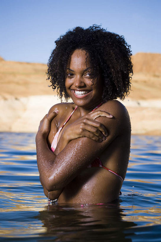 西方人,一个人,站,笑,双手交叉,微笑,露齿笑,竖图,室外,白天,侧面,泳装,比基尼,河流,石头,山,山脉,水,欧洲,非洲,黑人,欧洲人,仅一个年轻女性,仅一个女性,仅一个人,阴影,光线,石子,影子,河水,山顶,山峰,水流,山峦,扭头,注视,蓝色,蓝天,天空,阳光,群山,天,观察,看,站着,转头,晴朗,观看,察看,双手抱胸,关注,沉积岩,万里无云,颠峰,极峰,水成岩,年轻女性,女人,女性,非洲人,石块,岩石,晴空,晴空万里,站立,半身,彩图,三点式,泳衣