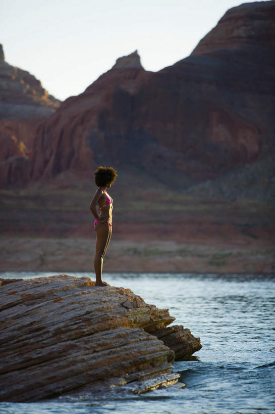 西方人,一个人,站,竖图,室外,白天,侧面,泳装,比基尼,河流,石头,山,山脉,水,欧洲,非洲,黑人,欧洲人,仅一个年轻女性,仅一个女性,仅一个人,阴影,光线,石子,影子,河水,山顶,山峰,水流,山峦,蓝色,蓝天,天空,阳光,群山,天,站着,晴朗,沉积岩,万里无云,颠峰,极峰,水成岩,年轻女性,女人,女性,非洲人,石块,岩石,晴空,晴空万里,站立,彩图,全身,三点式,泳衣