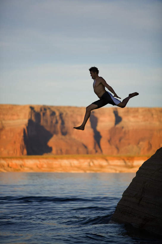 西方人,一个人,跳,竖图,室外,白天,侧面,河流,石头,山,山脉,水,欧洲,欧洲人,仅一个男性,仅一个人,阴影,裤子,光线,石子,影子,河水,山顶,山峰,水流,云,云朵,山峦,半空,云彩,注视,仅一个年轻男性,蓝色,白云,蓝天,天空,阳光,群山,天,观察,看,晴朗,观看,张开双腿,察看,关注,沉积岩,颠峰,极峰,展开双腿,水成岩,男人,男性,年轻男性,白种人,石块,岩石,晴空,跳跃,彩图,全身,伸展双腿